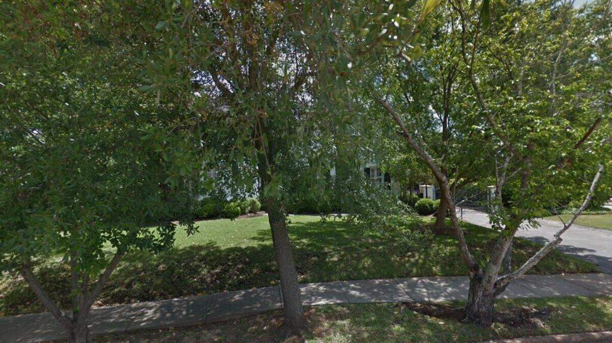 House on 2600 block of Stanislaus Circle