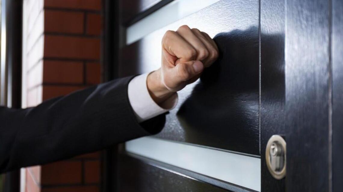 How to reject door-to-door salespeople in Clovis before they approach the door