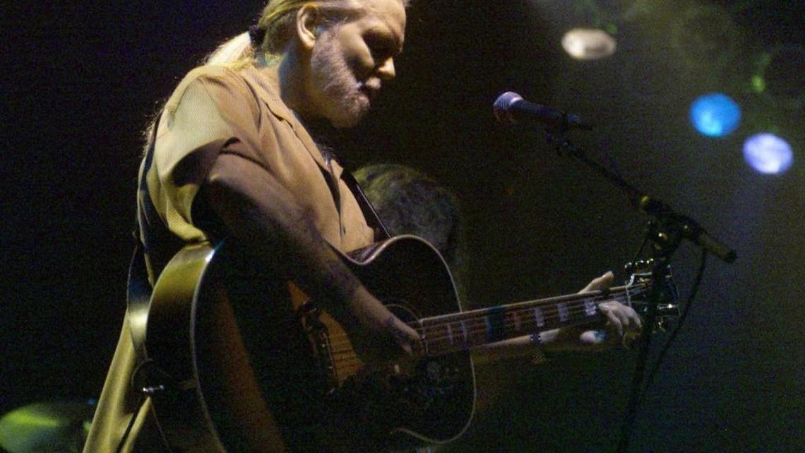 Gregg Allman sings “Midnight Rider” at the Macon City Auditorium in 2002. A federal judge recently dismissed a lawsuit filed by the production company that halted filming of an Allman biopic named after the song.