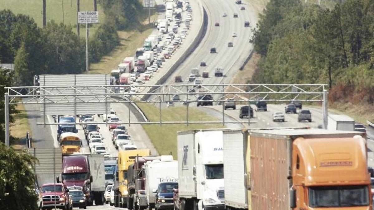Traffic crawls along Interstate 75 in Monroe County in this 2005 file photo. The state plans to build separate truck lanes on Interstate 75 for northbound freight between Interstate 475 and McDonough.