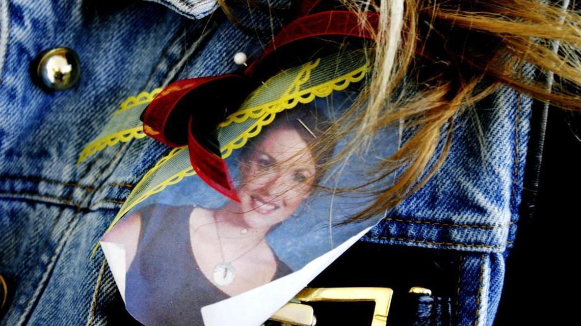 Anita Gattis wears a ribbon and her sister Tara Grinstead’s picture on her jacket in this 2005 file photo.