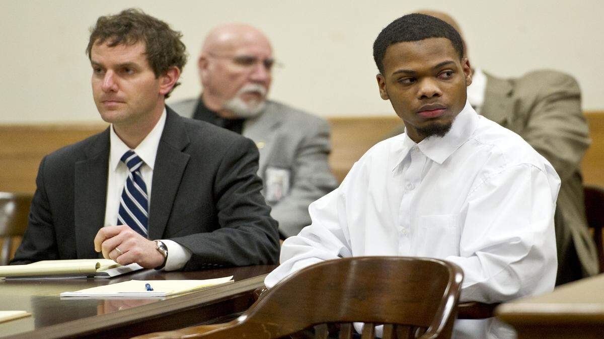 Testimony began Monday in the trial for Paul Washington Jr. in the 2013 death of his brother and robbery of a Sandersville man outside a Macon motel.