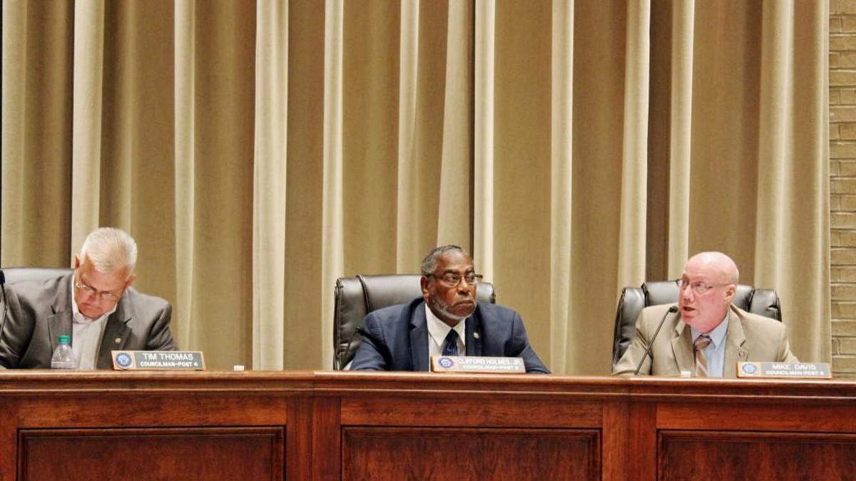 Warner Robins Councilman Mike Davis, right, explains his opposition to an ordinance creating a city administrator position for the city, as council members Tim Thomas, left, and Clifford Holmes listen.