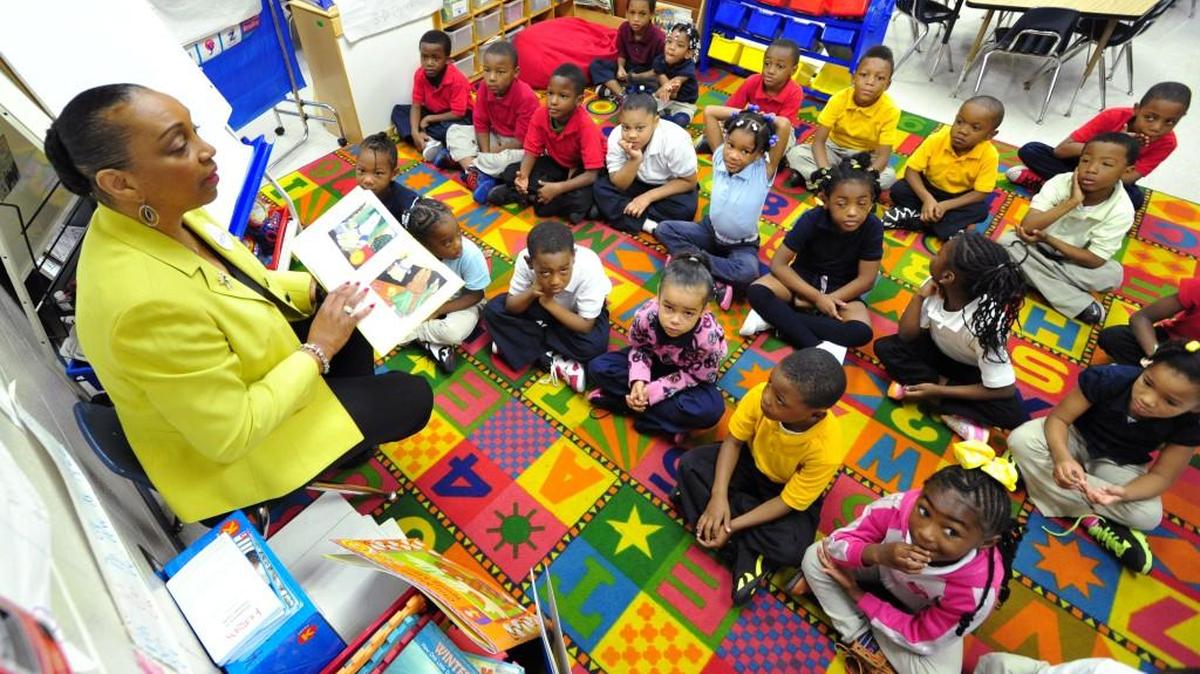 Retired teacher Rhonda Mallory reads to a class of Hartley Elementary kindergarten students in 2014.