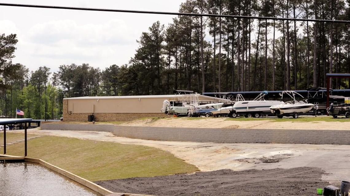 A Warner Robins man was hurt Tuesday night after his boat ran aground on Lake Tobesofkee near the Moseley Dixon Road bridge.