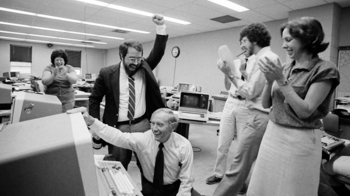 A triumphant Rick Thomas, his left arm held high, in The Telegraph newsroom the day the paper won a Pulitzer Prize in April 1985.