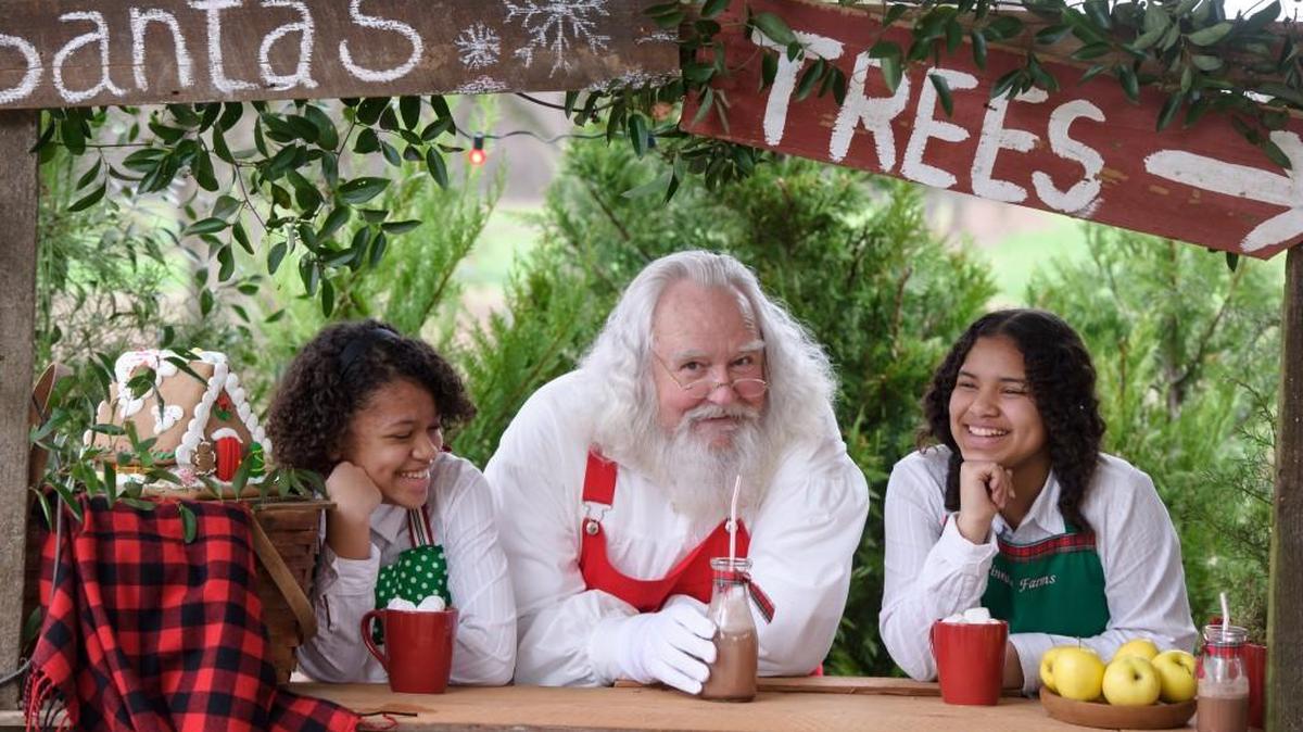Lewis Chapman shares a moment with a couple of his elves.
