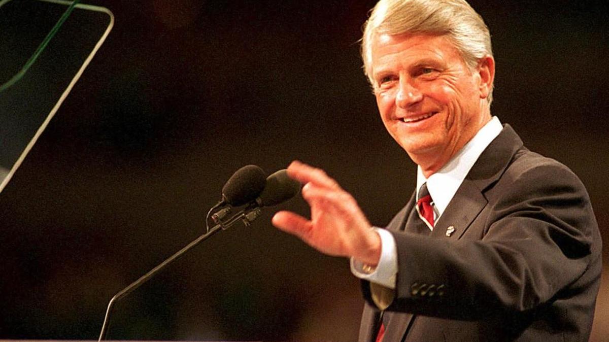 Zell Miller, then Georgia’s governor, waves to delegates at the Democratic Convention in New York on July 13, 1992.