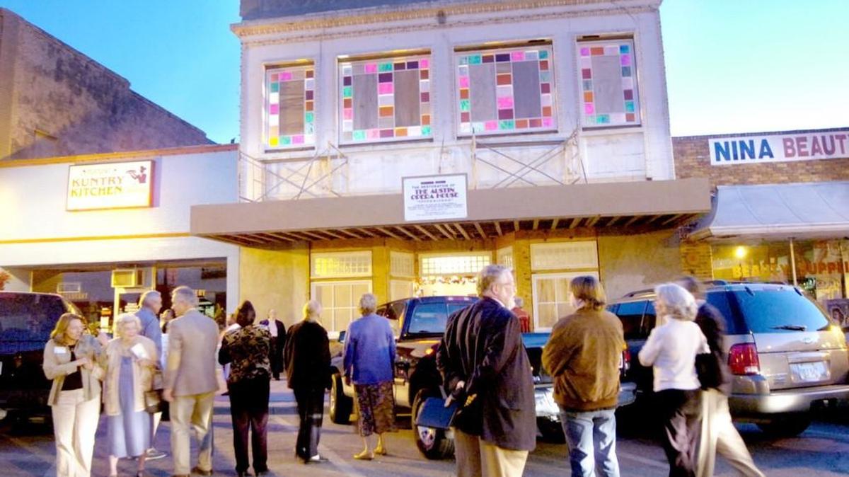 Although Fort Valley has renovated some of its buildings in recent years, crime statistics, poverty and unemployment rank it one of the worst places to live in Georgia.