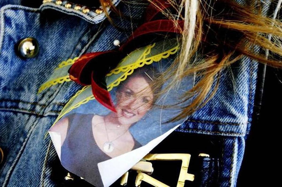 Anita Gattis wears a ribbon and her sister Tara Grinstead’s picture on her jacket in this 2005 file photo.
