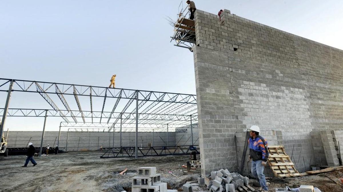 Workmen laying blocks and roofing steel are bringing the Dick's sporting goods store out of the dirt at the Shoppes at River Crossing in this 2009 file photo. The Macon-Bibb County Commission will discuss Tuesday, April 25, 2017, a proposal to shut down a section of Wesleyan Drive for a new shopping center that would be called Riverside Centre.