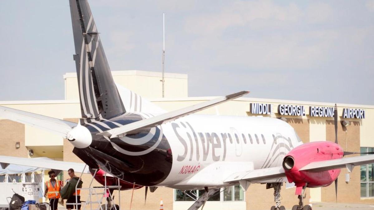Luggage is removed from a Sliver Airways airplane that arrived the Middle Georgia Regional Airport in 2014. Silver Airways suspended its Macon flight service Nov. 5, 2014. The airport is seeking a $4.6 million subsidy to allow Smyrna, Tenneesee-based Contour Airlines to operate flights from Macon to Washington, D.C.