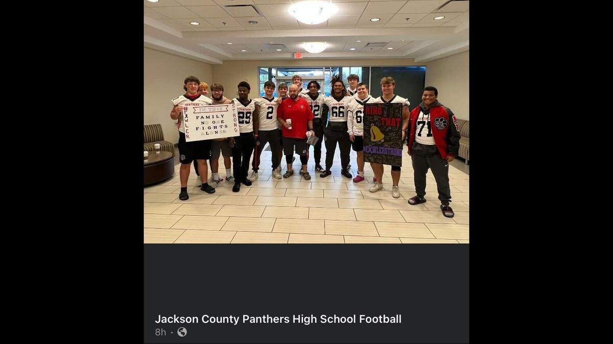 Members of the football team at Jackson County High School in Georgia showed up to commemorate their coach’s final round of chemotherapy treatment.