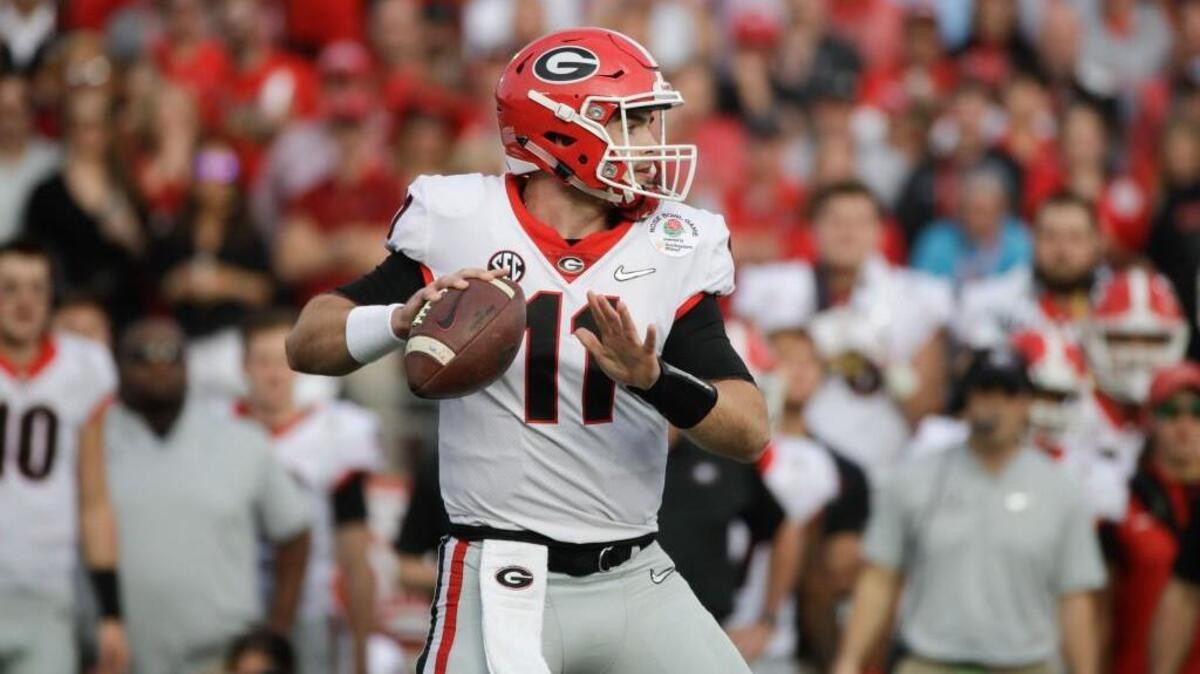 Georgia quarterback Jake Fromm pulls back to throw a pass during the Rose Bowl NCAA college football game against Oklahoma Monday, Jan. 1, 2018, in Pasadena, Calif.