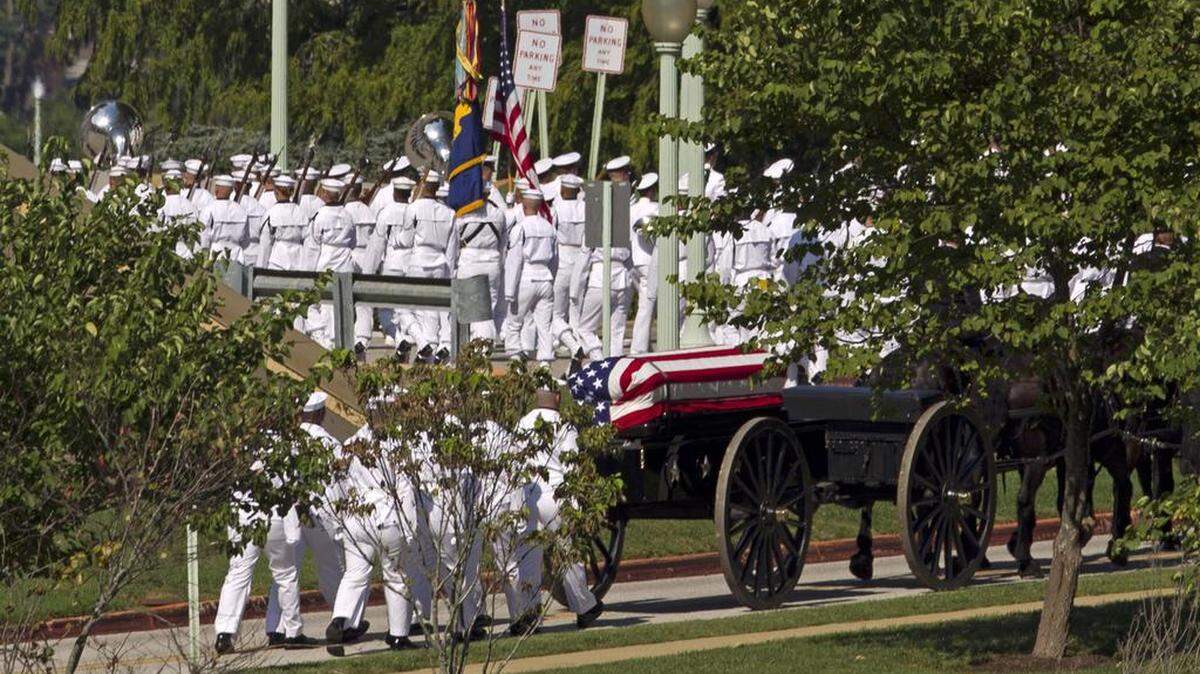 A horse-drawn caisson carries the casket containing the remains of Sen. John McCain, R-Ariz., to his burial sight at the United States Naval Academy Cemetery in Annapolis Md., on Sept. 2.