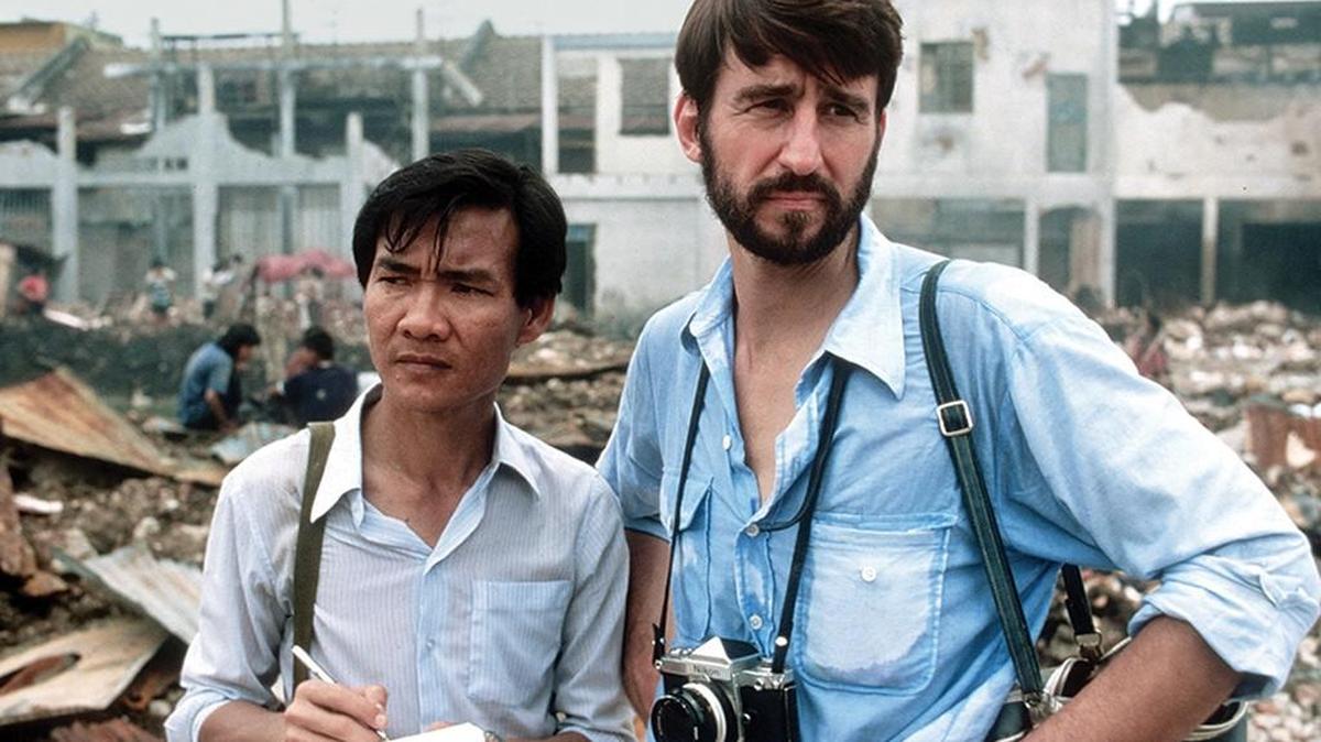 The Killing Fields (1984) Directed by Roland Joffe. Shown from left: Haing S. Ngor, Sam Waterston