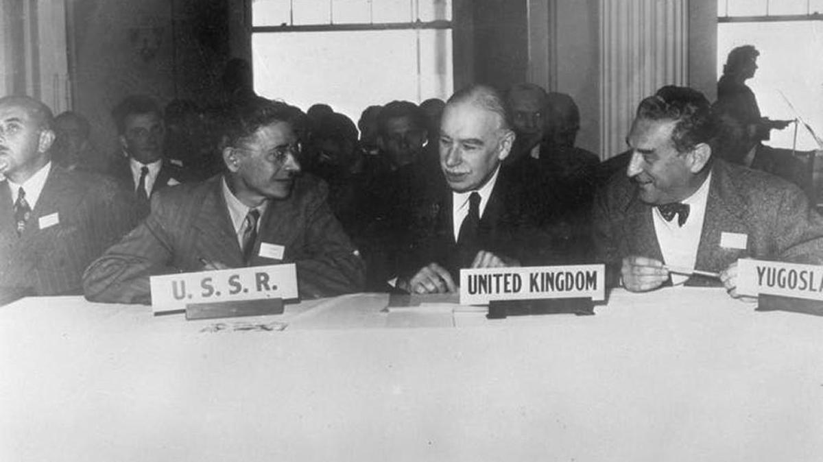 Conferencia Monetaria en Bretton Woods, New Hampshire en julio de 1944, a la que asistieron representantes de 44 naciones, incluido M.S. Stepanov de Rusia, Lord John Maynard Keynes y Vladimir Rybar de Yugoslavia.