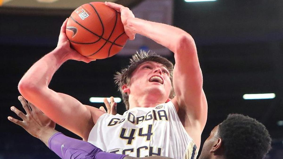 Ben Lammers (44) and the Georgia Tech Yellow Jackets take on Clemson on Sunday.