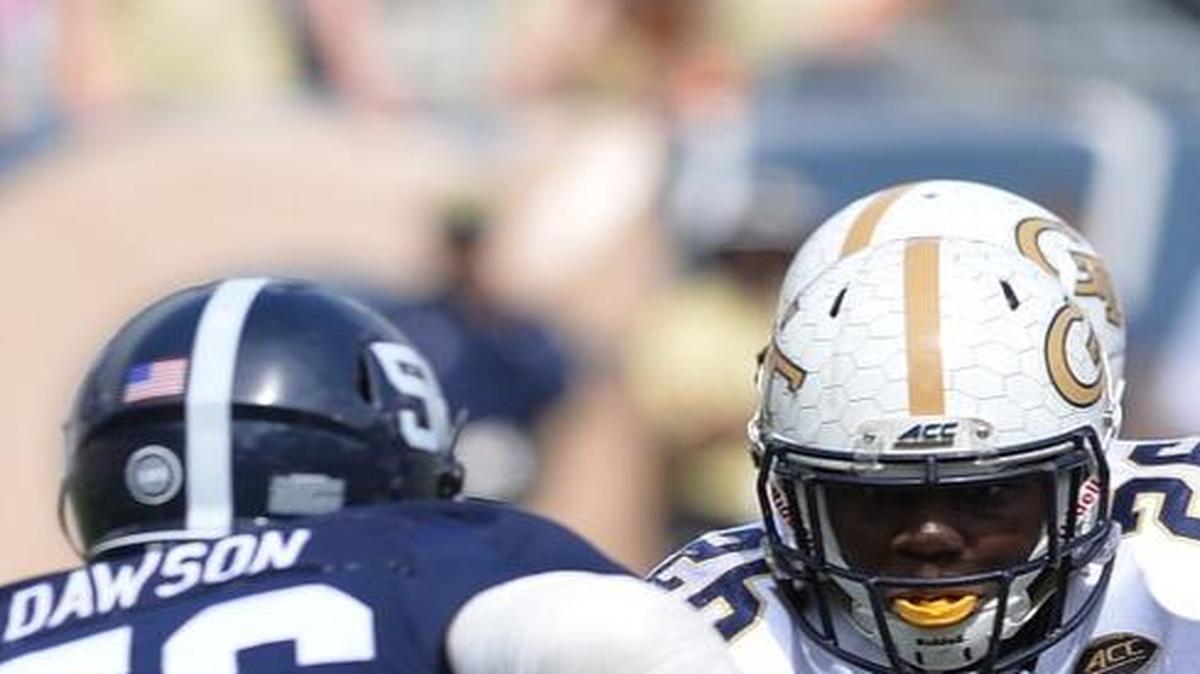 Georgia Tech quarterback Justin Thomas (5) hands off to running back Dedrick Mills (26) during Saturday’s game against Georgia Southern.