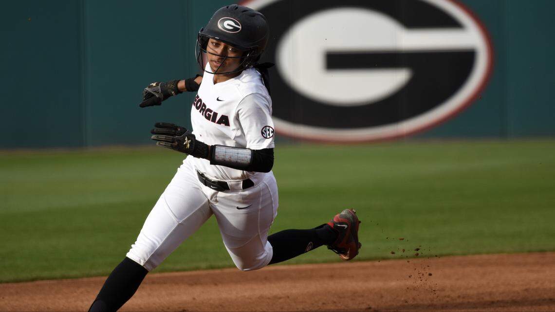Georgia softball dispatches Florida State in opening game at Women's College World Series
