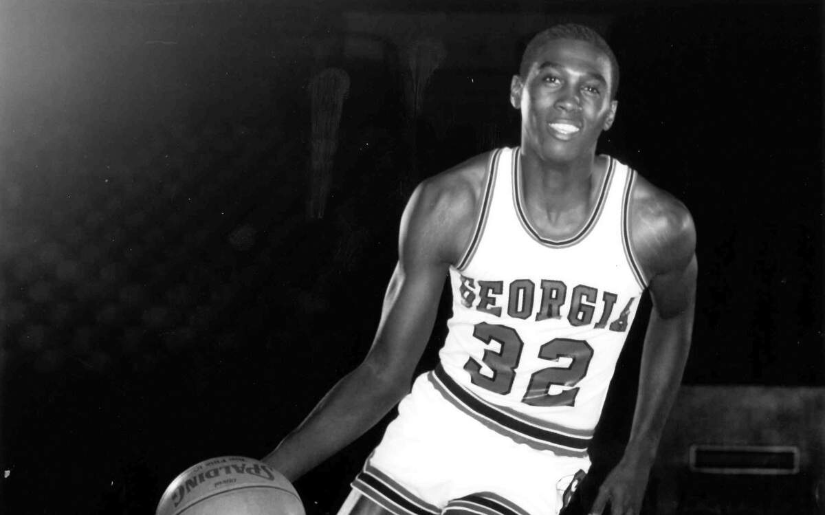 Former UGA basketball captain Lamar Heard died Thursday evening at the age of 55. 