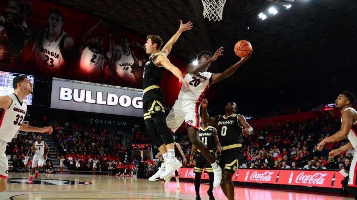 Rayshaun Hammonds drives to the basket in Georgia’s win over Bryant.