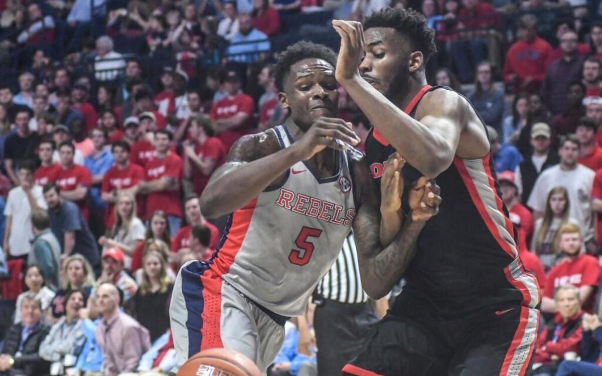 Yante Maten forces a loose ball from Marcanvis Hymon during Georgia’s win at Mississippi.