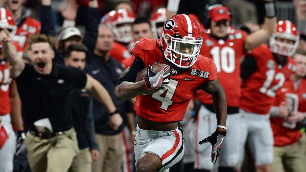 Mecole Hardman scampers past the Georgia bench en route to a touchdown on an 80-yard pass from Jake Fromm.