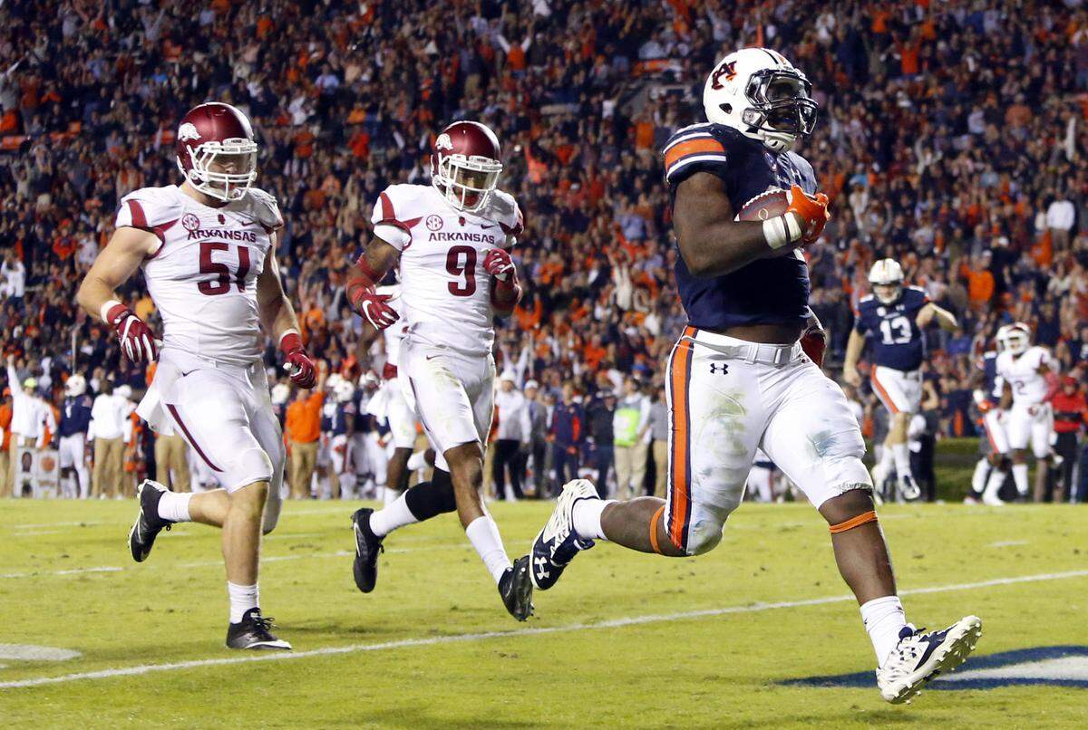 Auburn running back Kamryn Pettway runs for a touchdown. 