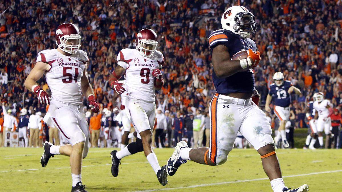 Auburn running back Kamryn Pettway runs for a touchdown. 