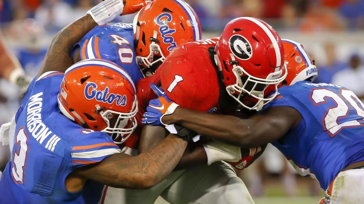 Sony Michel runs through Florida defenders in Georgia’s game against the Gators in 2015.