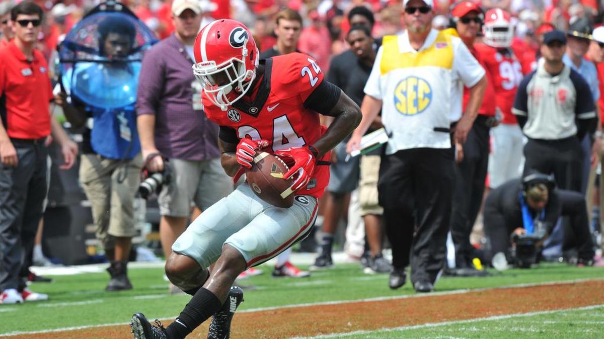 Georgia defensive back Dominick Sanders dealt with a painful shoulder injury during the 2016 season.