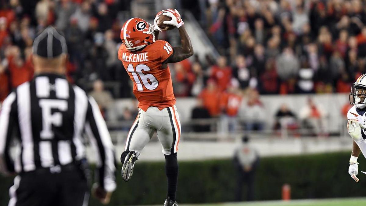 Georgia receiver Isaiah McKenzie catches a pass against Auburn.