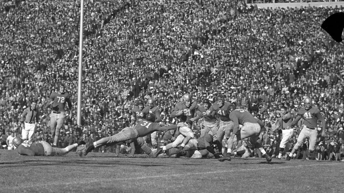 Frank Sinkwich (21) carries the ball in Georgia’s 1942 game against Tulane. That season has been amazingly similar to what has played out in 2017 thus far.
