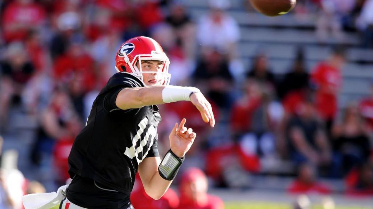 Georgia freshman quarterback Jacob Eason (10) throws a pass during the Bulldogs' G-Day spring game Saturday.