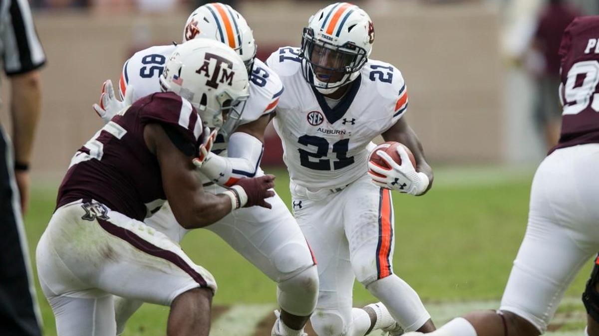 Auburn running back Kerryon Johnson (21) cuts to a hole against Texas A&M.