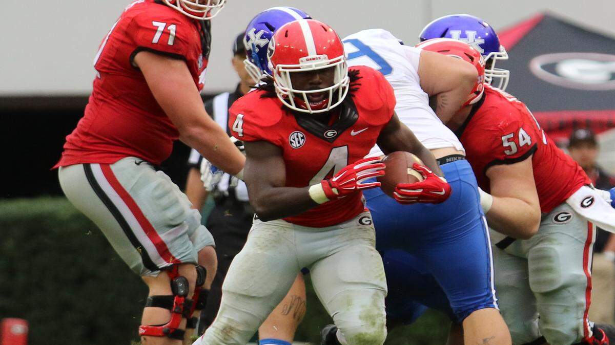 Keith Marshall carries the ball in Georgia's game against Kentucky. 