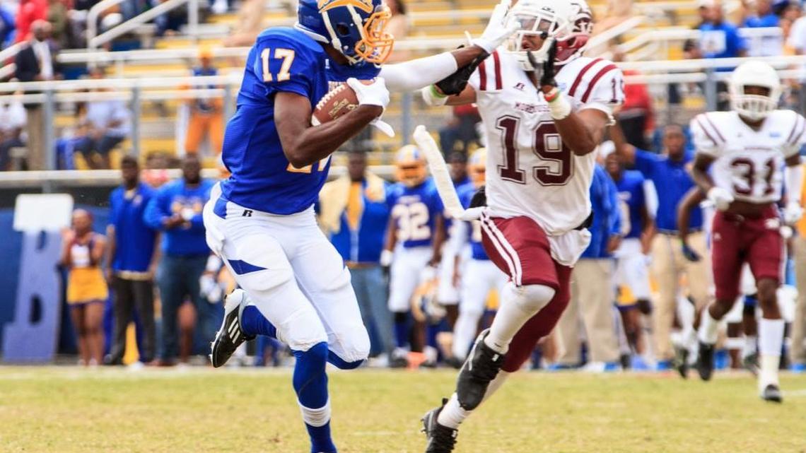 Fort Valley's Jeremy Glinton (17) stiff-arms Morehouse's Jonathan Cummings (19) during his touchdown run.
