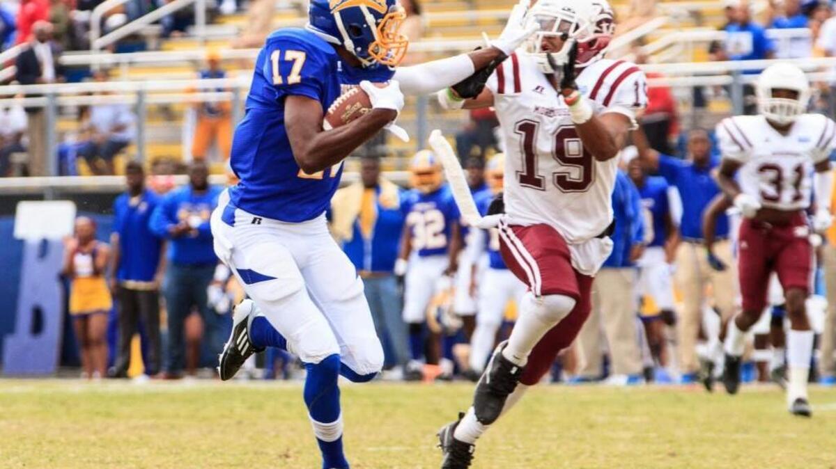 Fort Valley's Jeremy Glinton (17) stiff-arms Morehouse's Jonathan Cummings (19) during his touchdown run.