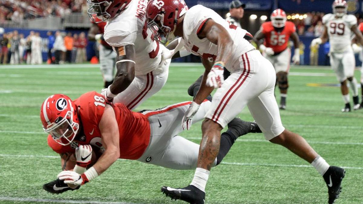 Georgia tight end Isaac Nauta (18) dives into the end zone for a touchdown during the Bulldogs’ SEC championship game against Alabama on Dec. 1.