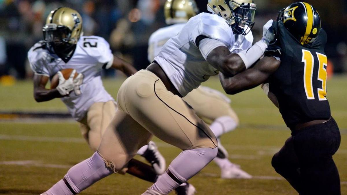 Mary Persons tight end Malik Herring (5) opens a gaping hole for running back Quen Wilson in the first half of the Bulldogs’ 20-19 loss two weeks ago.
