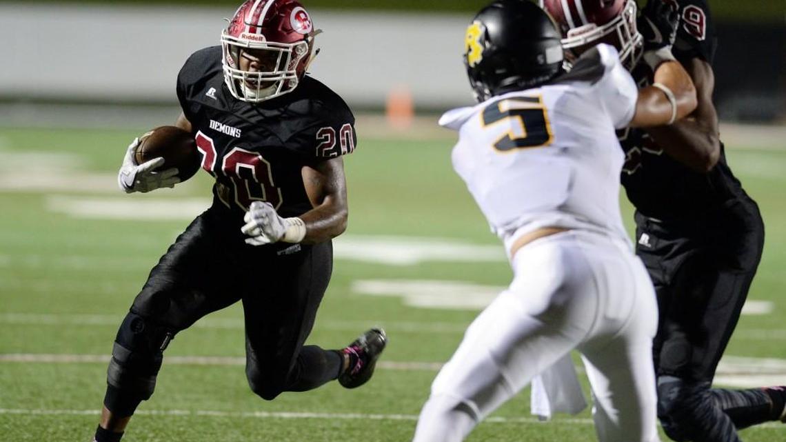 Warner Robins running back Jarius Burnette (20) makes his way outside during a first half run against Harris County.