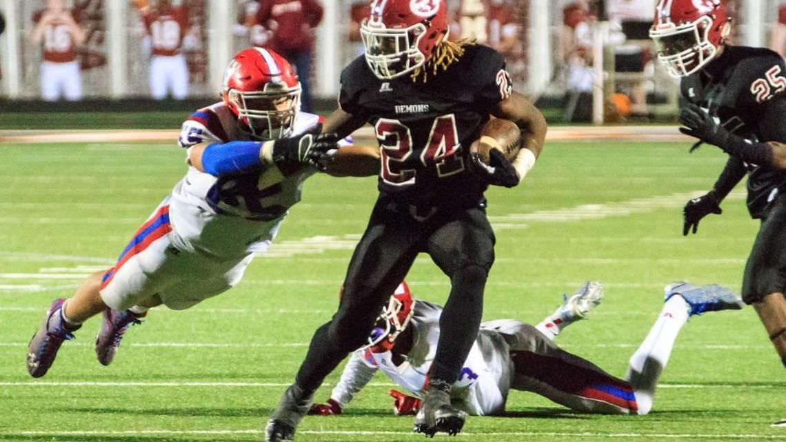 Warner Robins’ Javian Bradford-Jackson (24) avoids Veterans's Andrew Ensley (55) and scores the winning touchdown on a 43-yard run with 2:52 left Oct. 27.