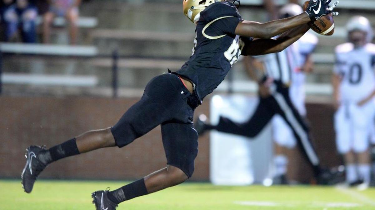 Mary Persons senior Deadrek Alford makes a diving catch against Upson-Lee on Friday.