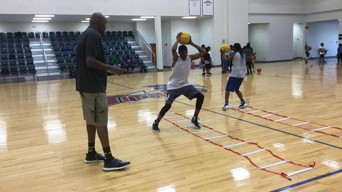 Former Southwest standout Sharone Wright, left, works with players at his camp last week.