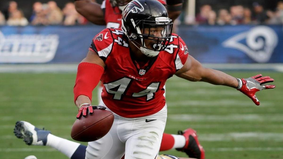 Atlanta Falcons outside linebacker Vic Beasley runs for a touchdown against the Los Angeles Rams on Sunday.