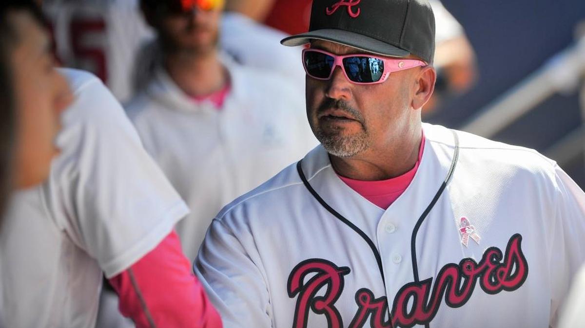 Atlanta Braves manager Fredi Gonzalez talks with players in the dugout during the eighth inning Sunday against Arizona.