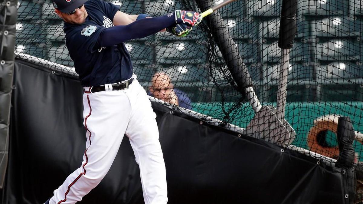 Atlanta Braves catcher Tyler Flowers takes batting practice at a baseball spring training workout, Wednesday, Feb. 15, 2017, in Lake Buena Vista, Fla.