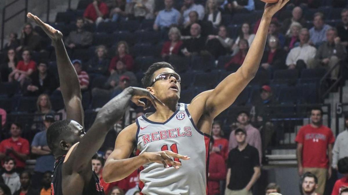 Georgia forward Derek Ogbeide (34) and the Bulldogs travel to Forida on Saturday.