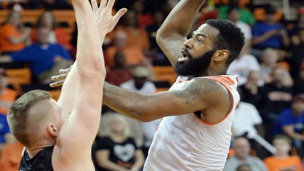 Mercer's Desmond Ringer (0) and the Bears travel to Chattanooga on Saturday.